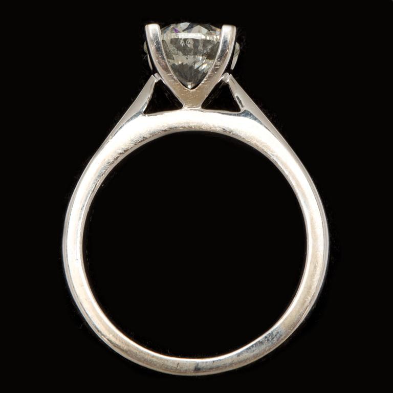 RING, 18 k vitguld med solitär briljantslipad diamant ca 2,00 ct. Vikt ca 4 g.