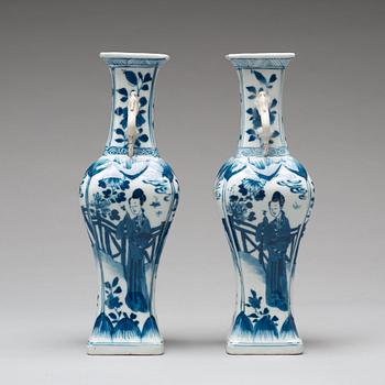 A pair of blue and white vases, Qing dynasty, Kangxi (1662-1722).