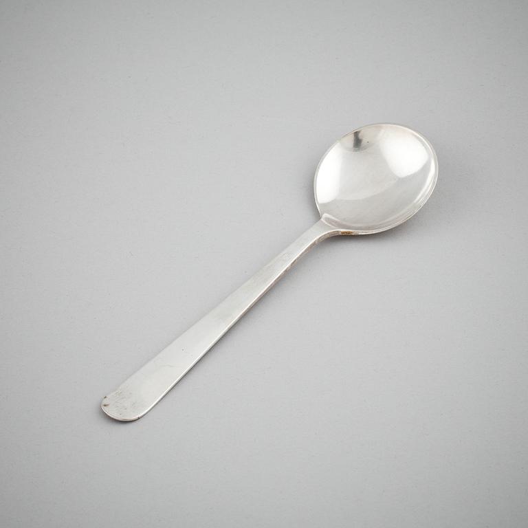 SOCKERSKÅL med SKED, sterlingsilver, Wiwen Nilsson, Lund, 1960-1965. Tot vikt ca 145 g.