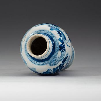 A blue and white vase, Qing dynasty Kangxi (1662-1722).