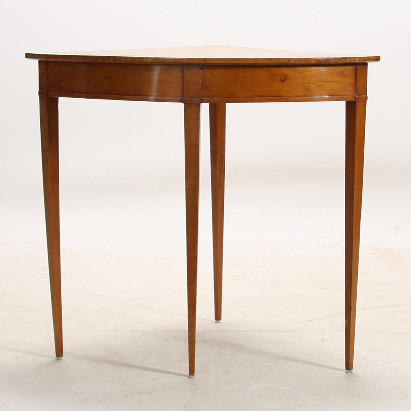 HÖRNBORD, sengustavianskt, 1800-talets början.