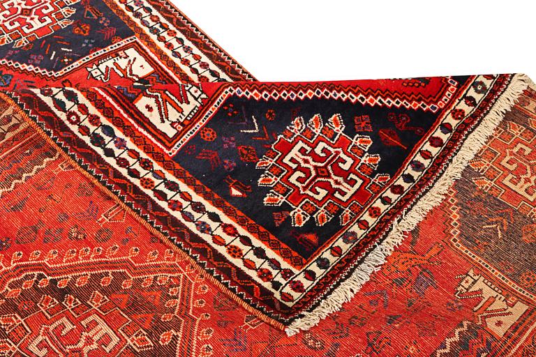 A Kashgai carpet a. 280 x 183 cm.