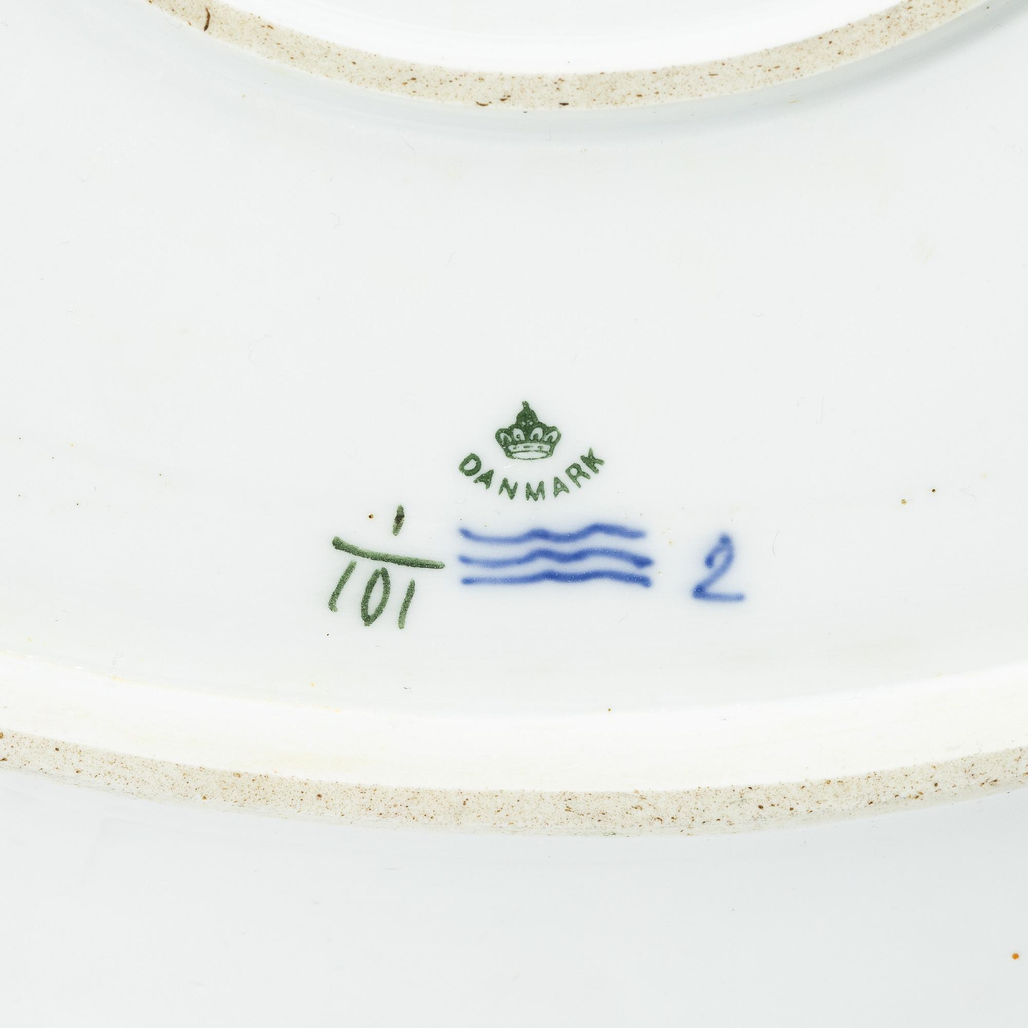 A large 'Blue Fluted Plain' porcelain serving dish, Royal Copenhagen, model 101, 1898-1923.
