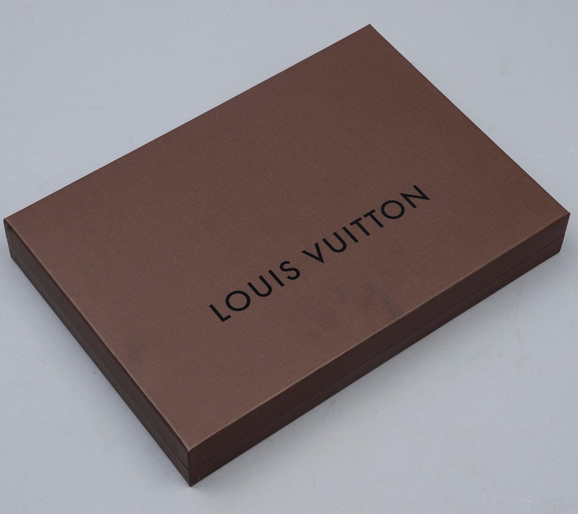 SCARF, Louis Vuitton.