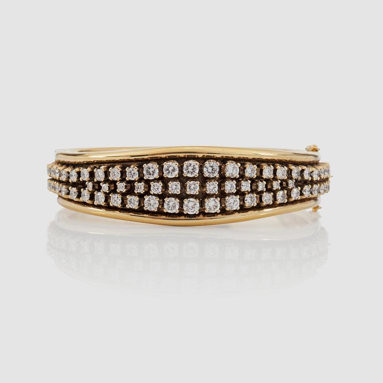 A brilliant-cut diamond bracelet. Total carat weight circa 6.50 cts.
