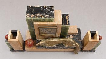 BORDSGARNITYR, 3 delar, marmor och onyx, art déco, 1900-talets första hälft.