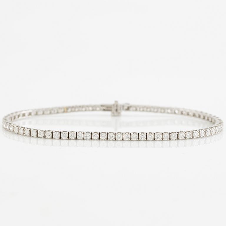 Tennis bracelet in 18K white gold set with brilliant-cut diamonds.
