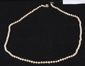 PÄRLCOLLIER, lås av vitguld 18K, 1900-tal.