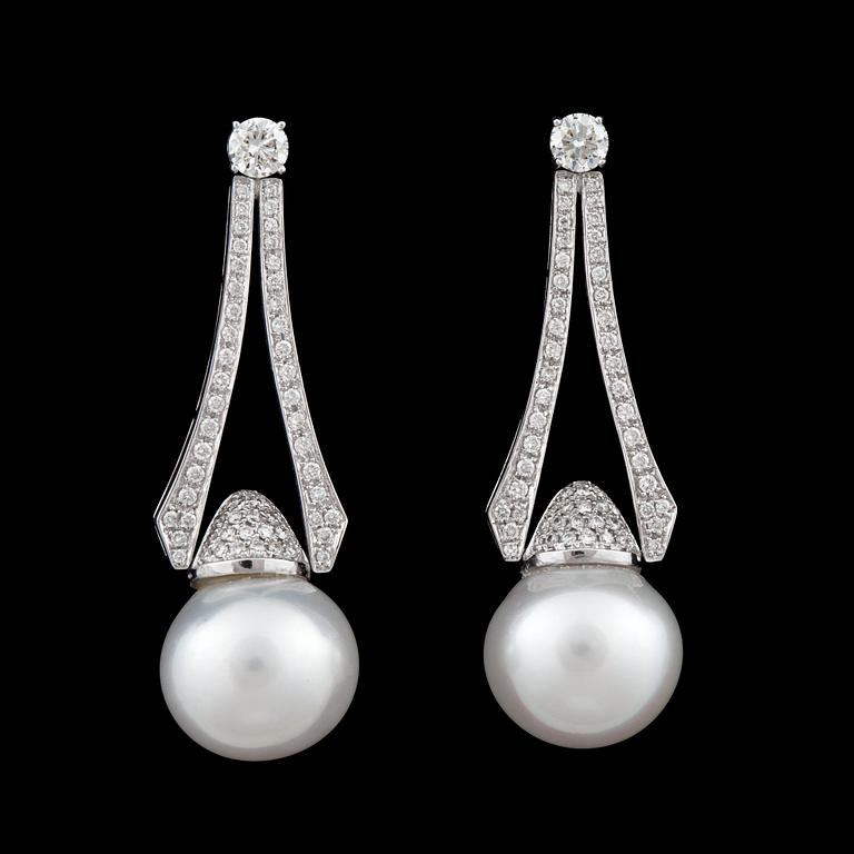 ÖRHÄNGEN med odlade Söderhavspärlor (South sea) Ø ca 14.9 mm, samt briljantslipade diamanter totalt 1.57 ct.