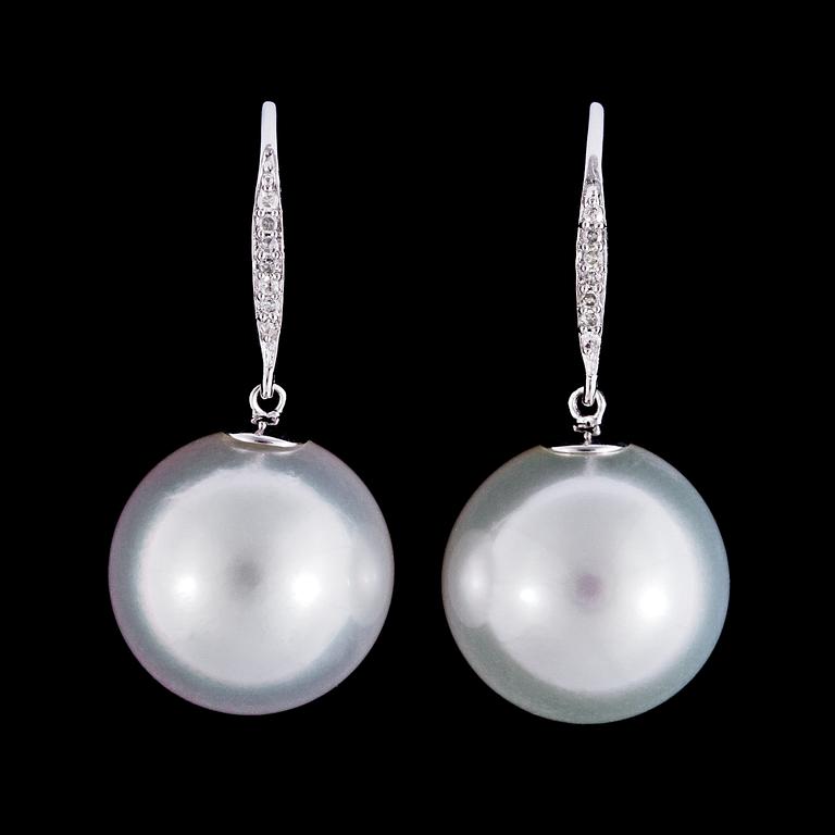 A pair of cultured South sea pearl, 15 mm, and brilliant cut diamonds, tot. app. 0.15 cts.