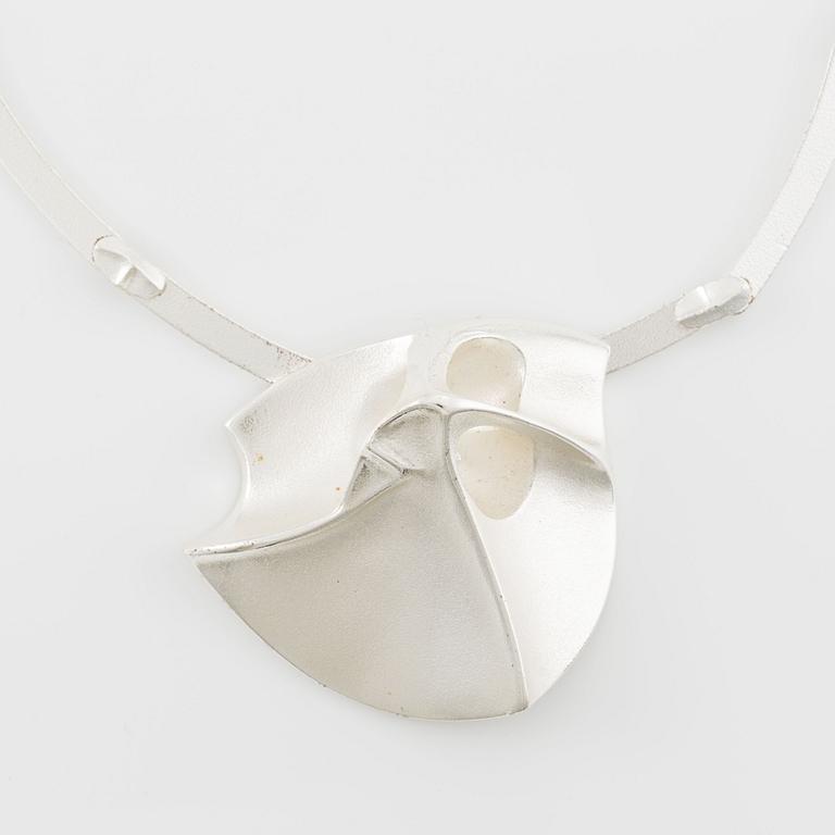 Björn Weckström, collier/brosch, "Labyrinth", sterlingsilver, Lapponia 1991.