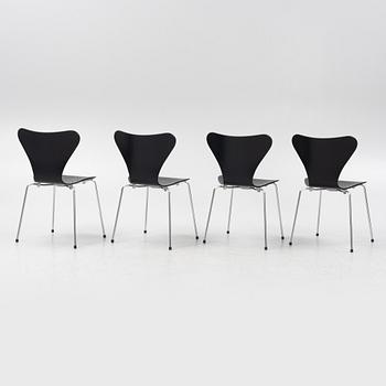 Arne Jacobsen, stolar, 4 st, "Sjuan", Fritz Hansen, daterad 2019.