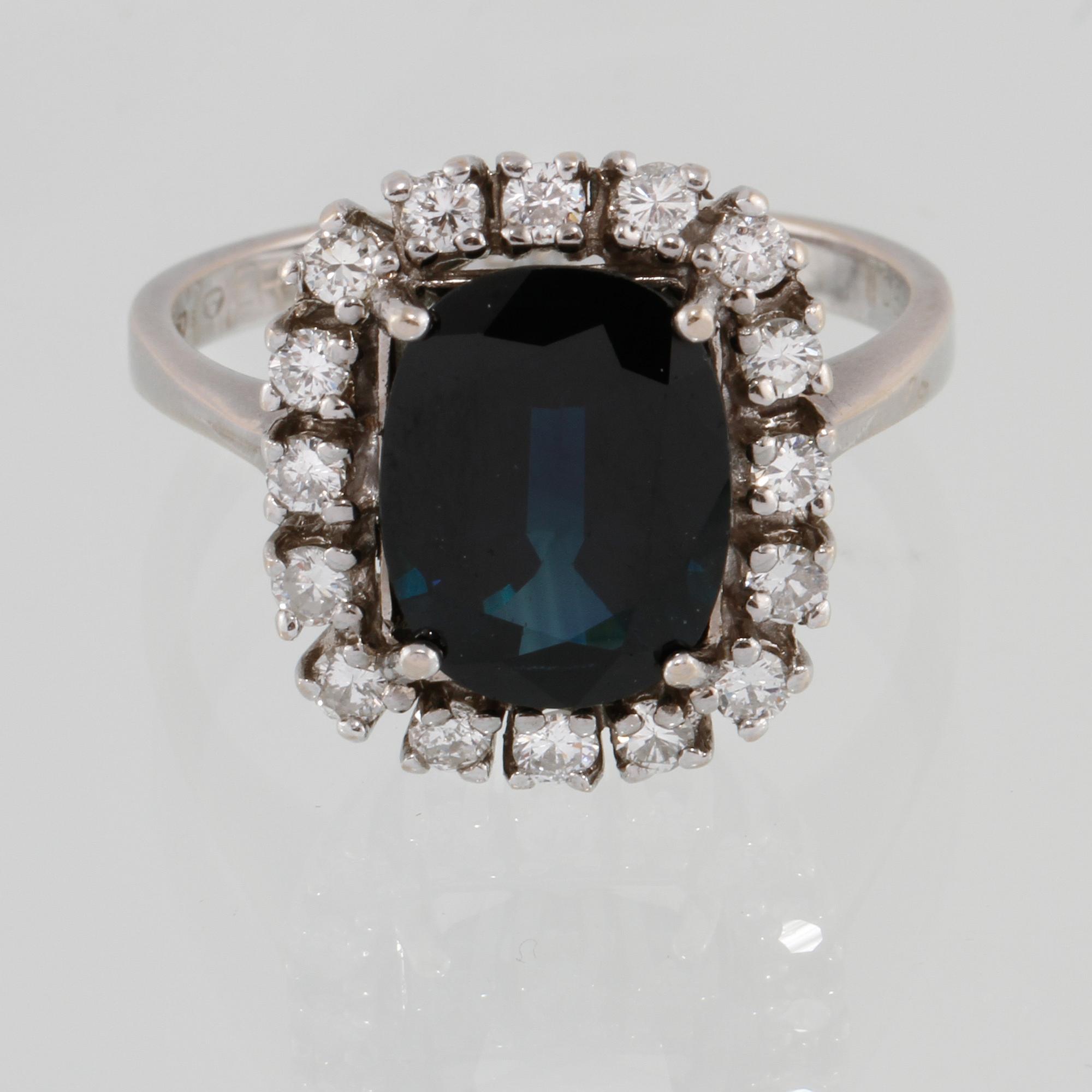 RING, 18K vitguld med fasettslipad blå safir samt briljantslipade diamanter 0.56 ct, importstämplad. Vikt 6,2 gram.