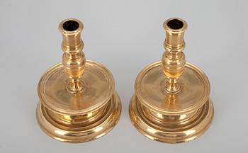 LJUSSTAKAKAR, ett par, mässing, barockstil, möjligen Flandern 1800-tal.