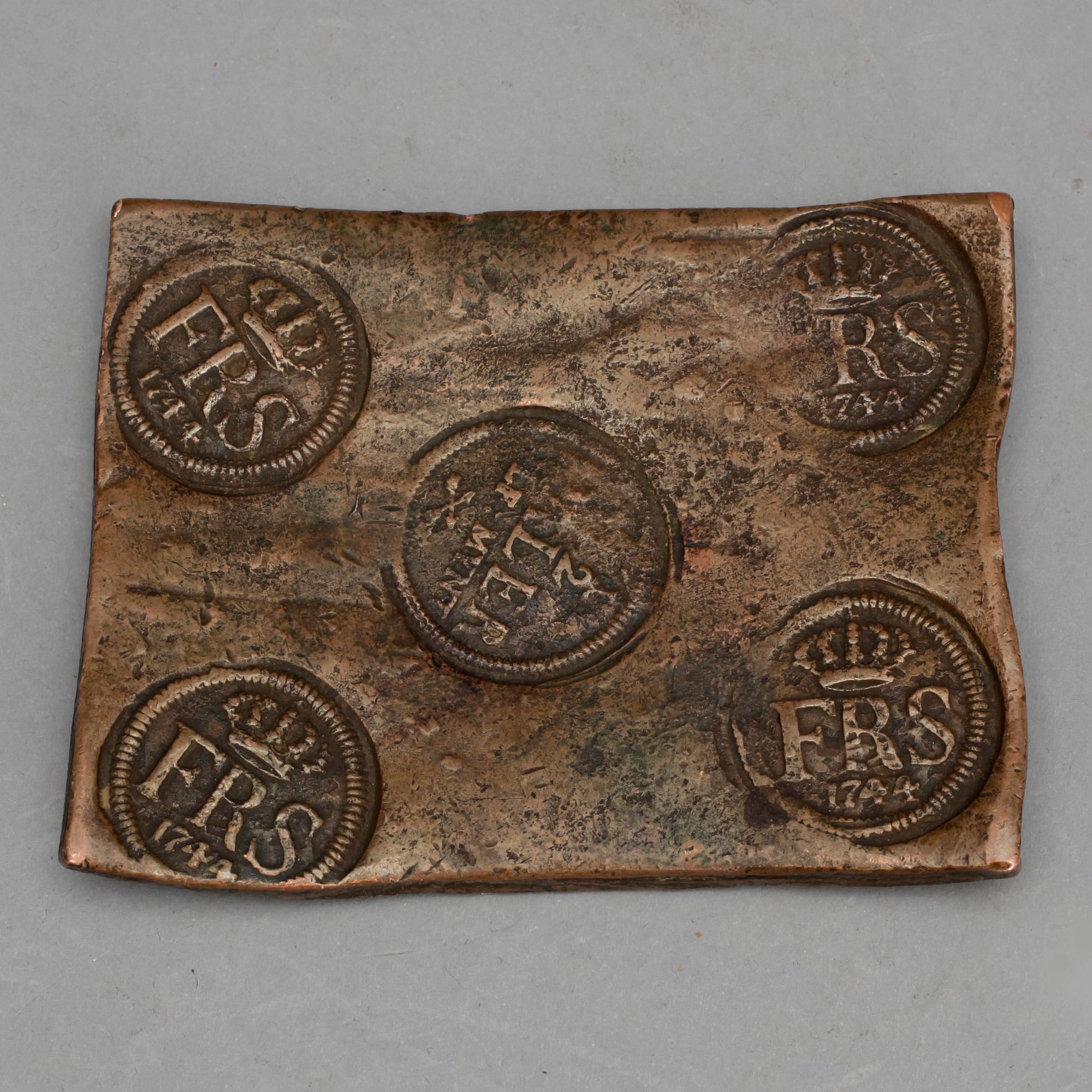 PLÅTMYNT, koppar, 1/2 daler silvermynt, Fredrik I av Sverige, 1744. Vikt ca 342g.