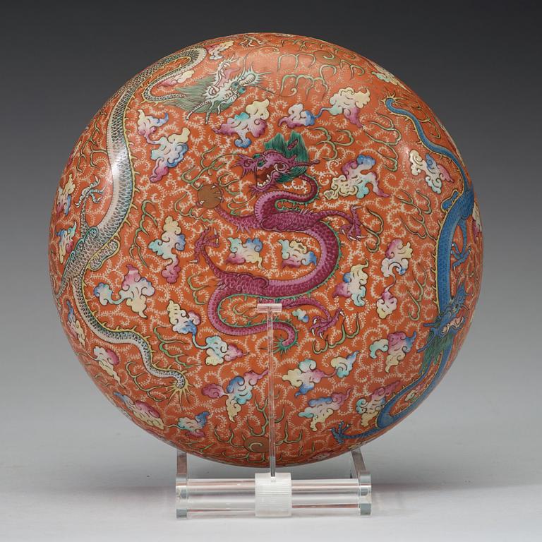 A large four clawed dragon box with cover, Qing dynasty with seal mark.