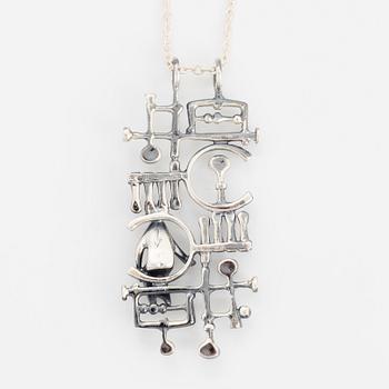 A Jorma Laine pendant with chain in silver.