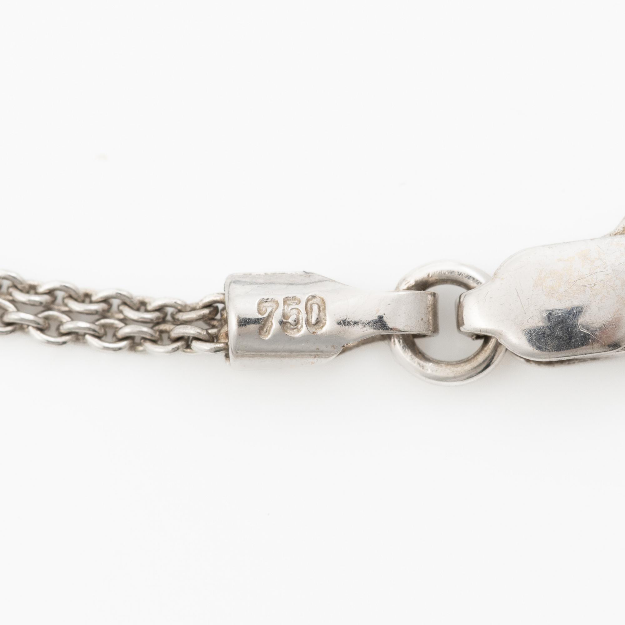 Cross pendant in white gold with princess-cut and brilliant-cut diamonds.