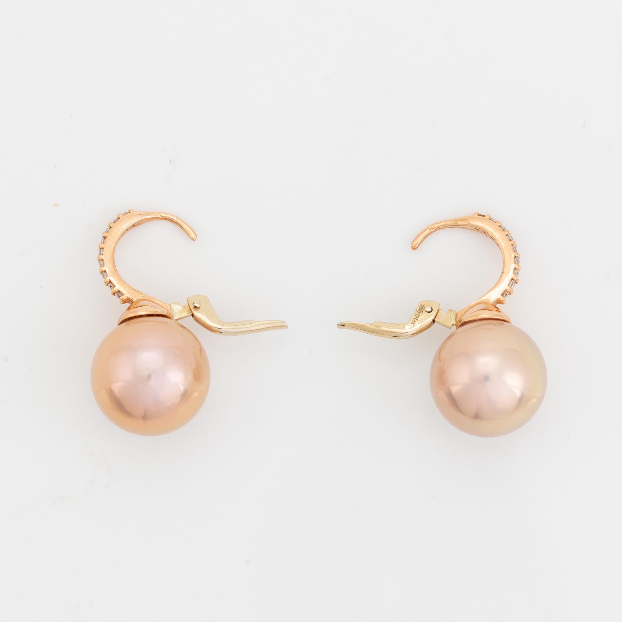 Örhängen med rosa sötvattenspärlor och briljantslipade diamanter.
