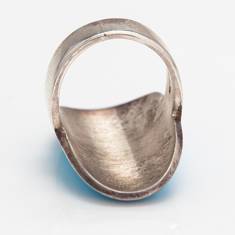 Pekka Piekäinen, A sterling silver ring with enamel. Auran Kultaseppä, Turku 1974.