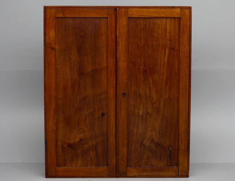 VÄGGSKÅP, mahogny 1800-tal.
