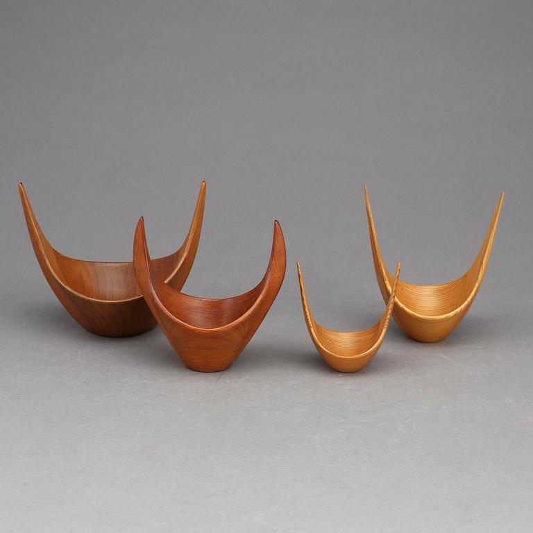 SKÅLAR, 4 st, snidad furu och teak. Johnny Mattson, monogramsignerade, 1950/60-tal.