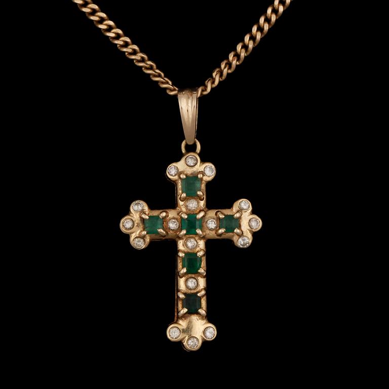 KORS MED KEDJA, 18k guld med briljantslipade diamanter tot ca0,51ct och 6 smaragder ca3x3mm, 1900-tal. Vikt tot ca 24g.