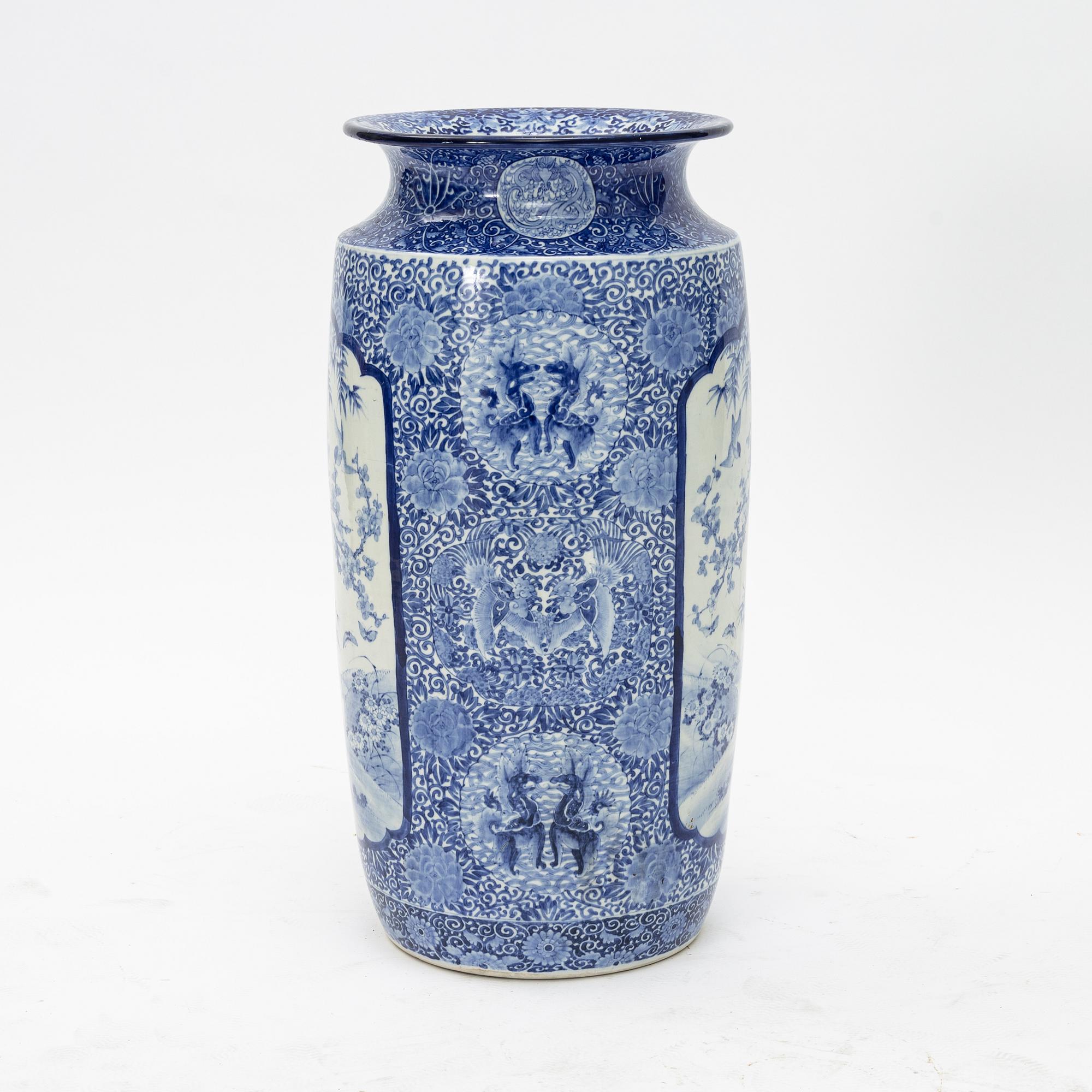 A large porcelain vase, Japan, first half of the 20th Century.