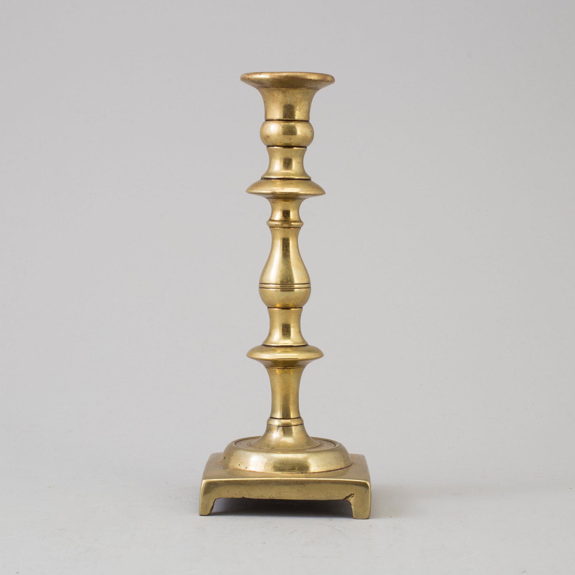 AN 18TH CENTURY BRONZE CANDLESTICK.