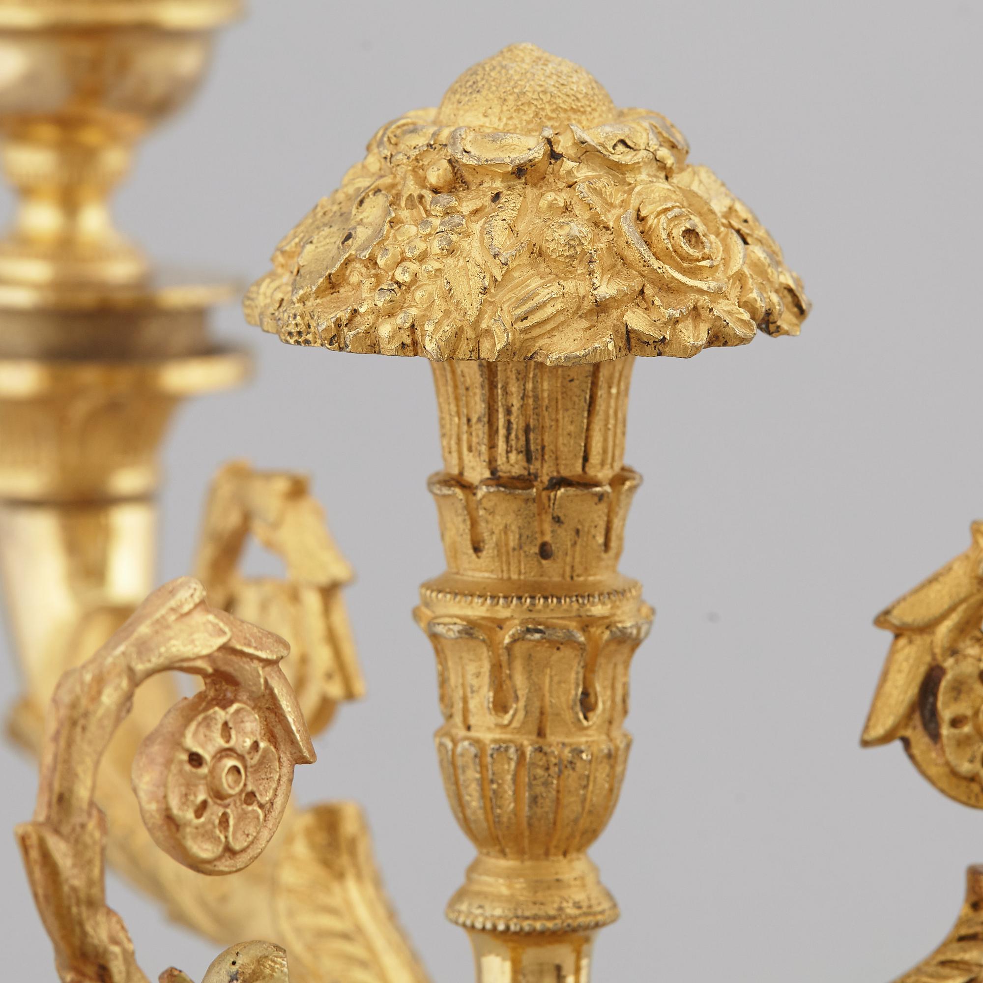KANDELABRAR, ett par, förgylld brons och marmor, 1800-talets första hälft.