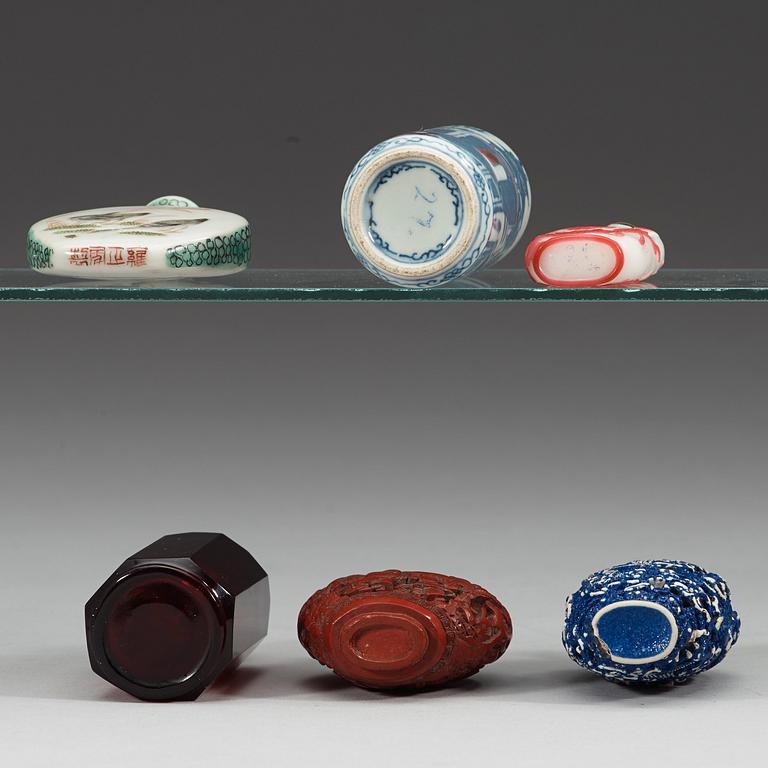 SNUSFLASKOR, sex stycken, porslin, glas och lack. Sen Qing dynasti (1644-1912)/tidig Republik (1912-1949).