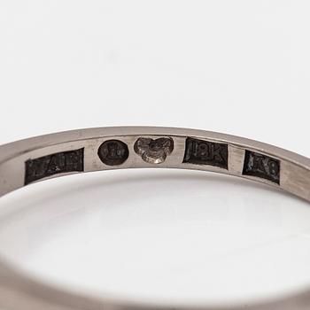 W.A. Bolin, sormus, 18K valkokultaa ja briljanttihiottu timantti.