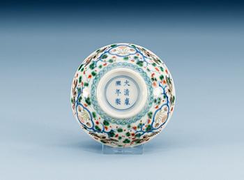 1578. A wucai dish, late Qing dynasty (1644-1912), with Kangxi´s six characters mark.