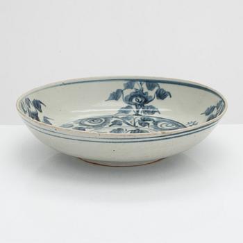 A blue and white Swatow dish, Ming dynasty (1368-1644).