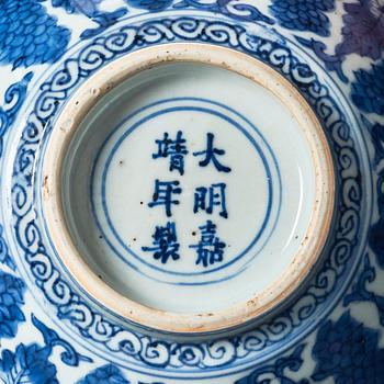 A blue and white bowl, Transition, 17th century.