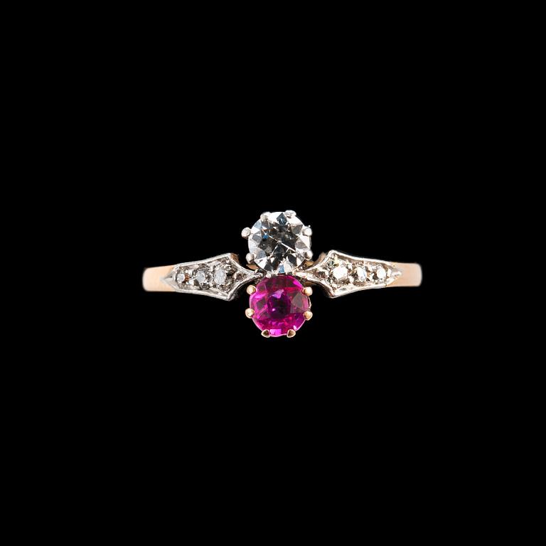 A RING, old cut diamond c. 0.25 ct, ruby. 18K gold. Sweden turn of the century 18/1900. Weight 2,1 g.