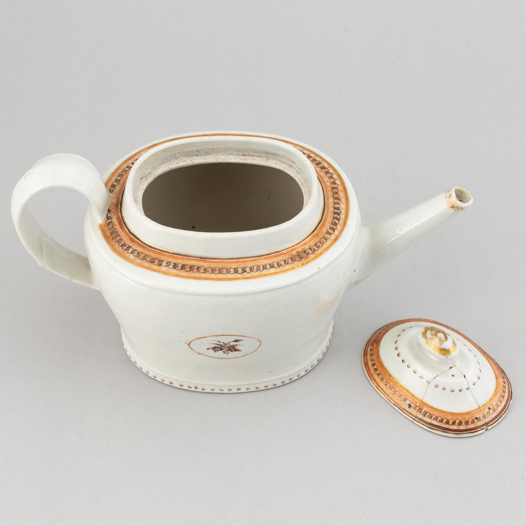 A famille rose teapot with cover, Qing dynasty, Jiaqing (1796-1820).