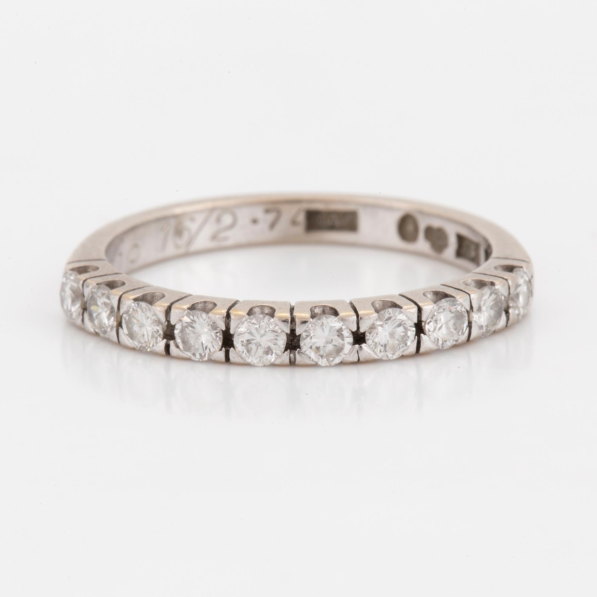 HALVALLIANSRING med briljantslipade diamanter.