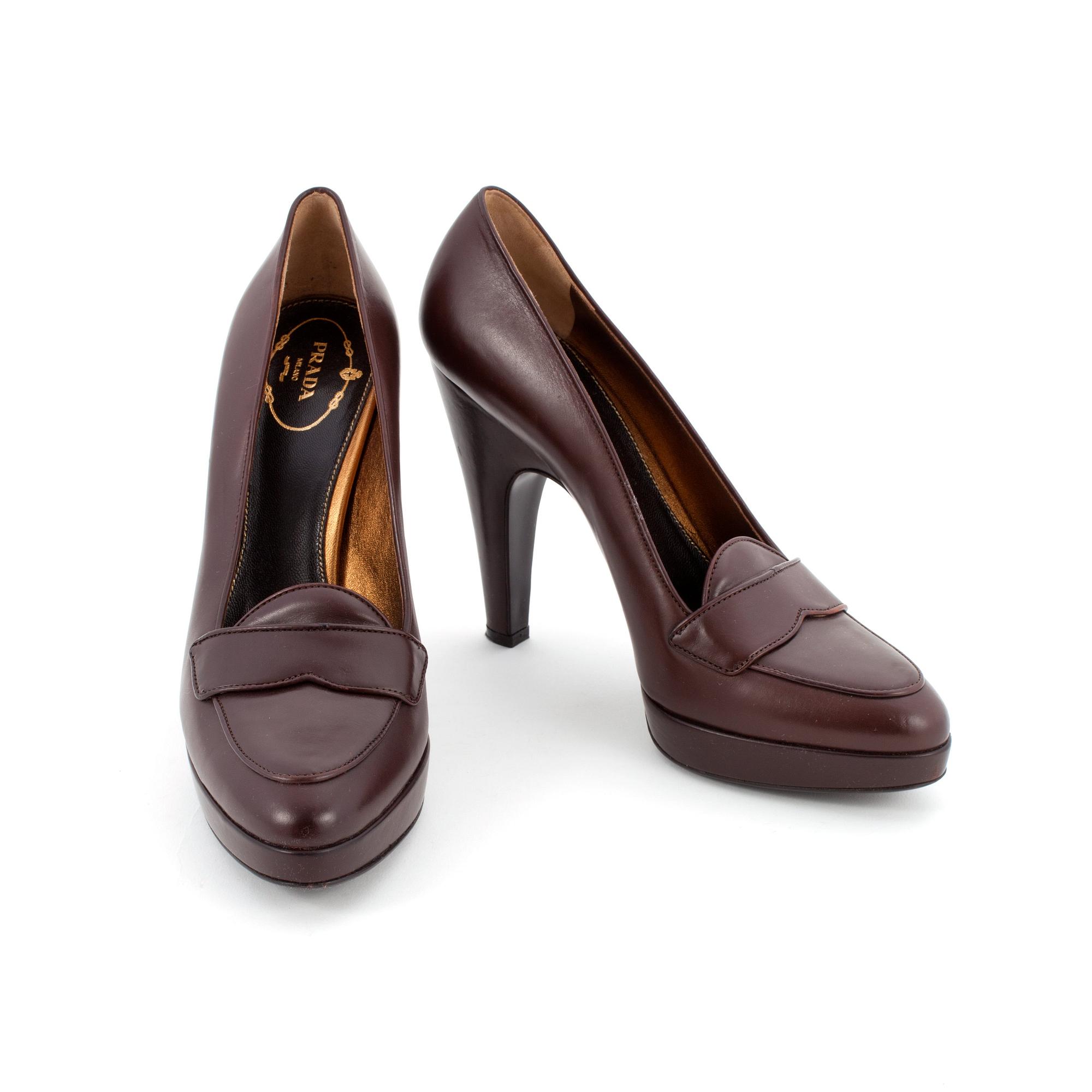 PRADA, a pair of brown leather pumps. Size 39.