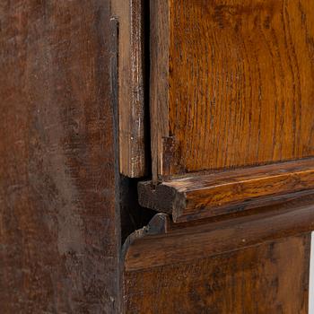 An English longcase clock, 18th/19th century.