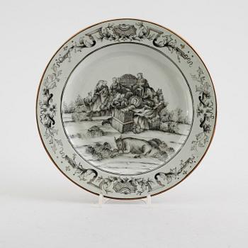 A 'European Subject' grisaille dish with a biblical scene, Qing dynasty, Qianlong (1736-1795).
