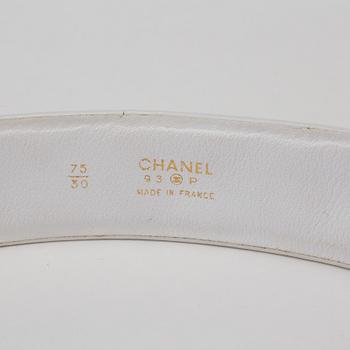 A Chanel white quilted leather belt.