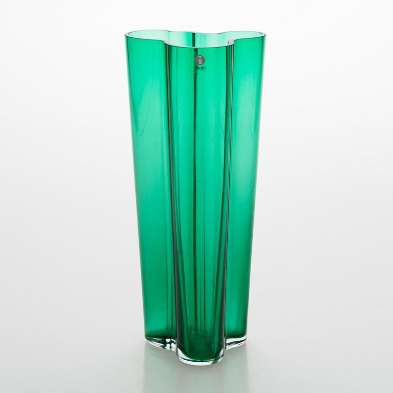 Alvar Aalto, An emerald green 'Savoy' glass vase, Iittala 2000s.