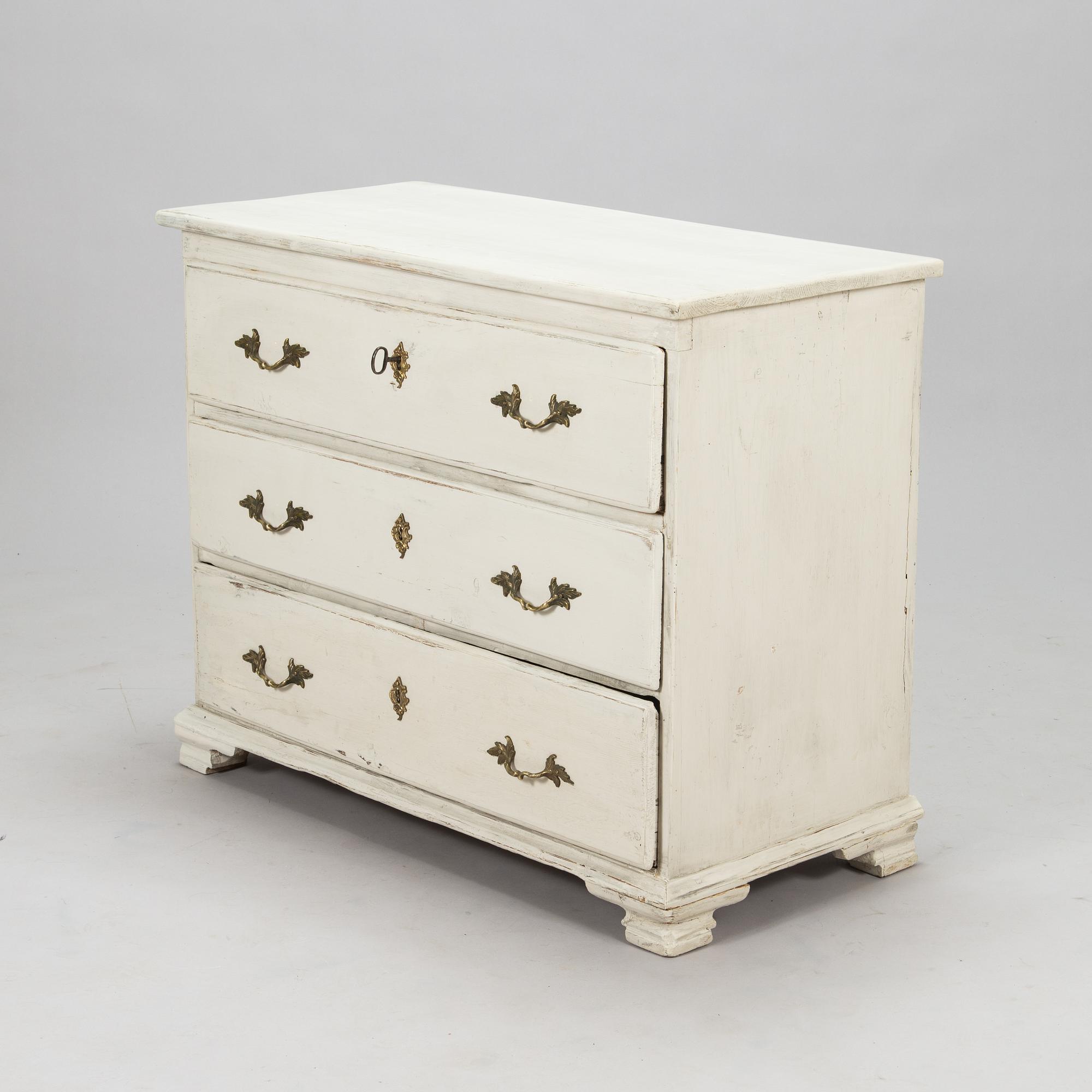 A mid 18th Century chest of drawers.