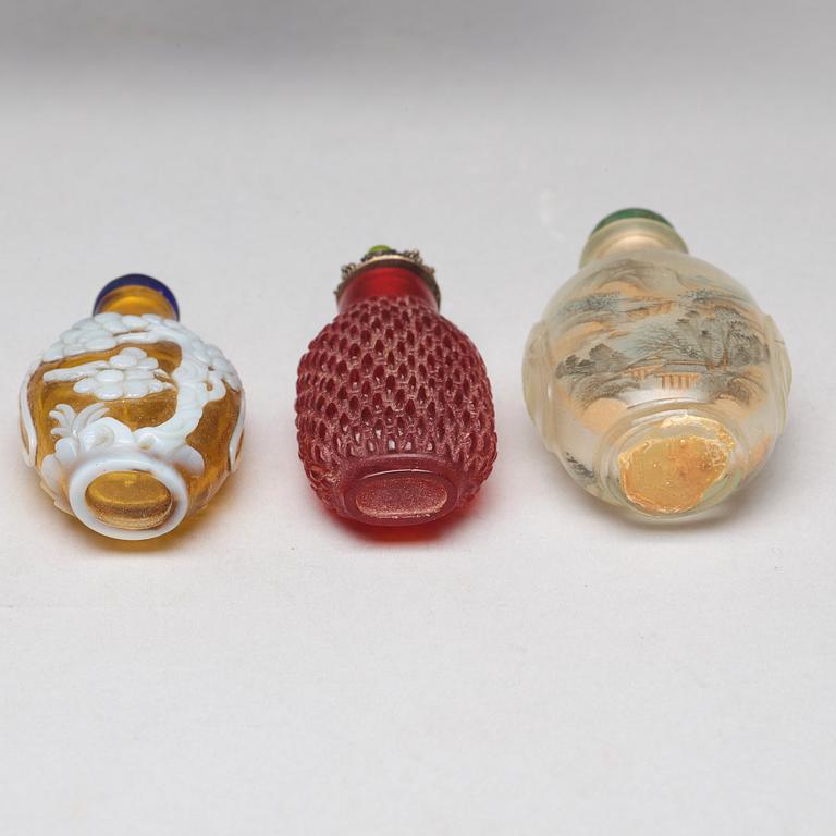 A group of six glass Chinese snuff bottles, Qing dynasty and 20th Century.