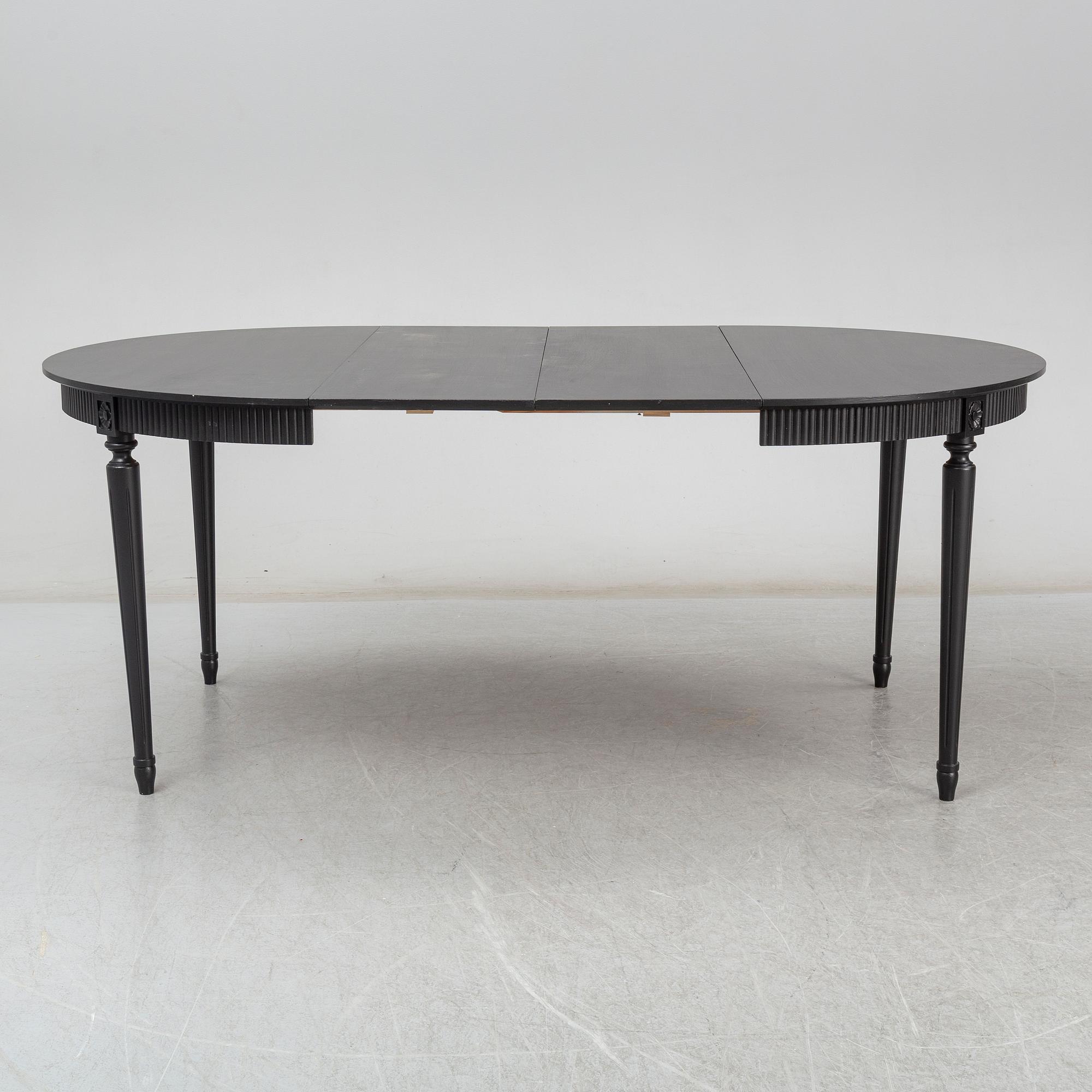 A painted Gustavian style dining table, late 20th Century.