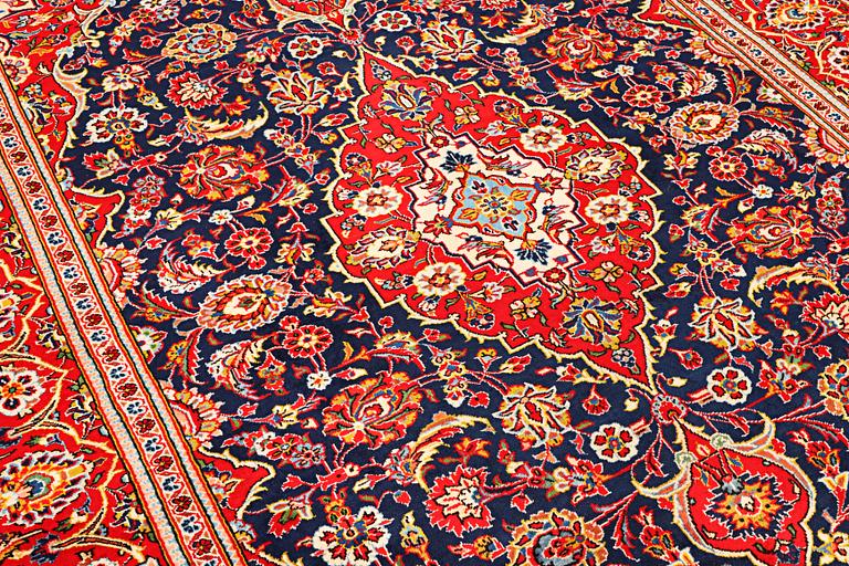 A Kashan carpet, c. 305 x 200 cm.