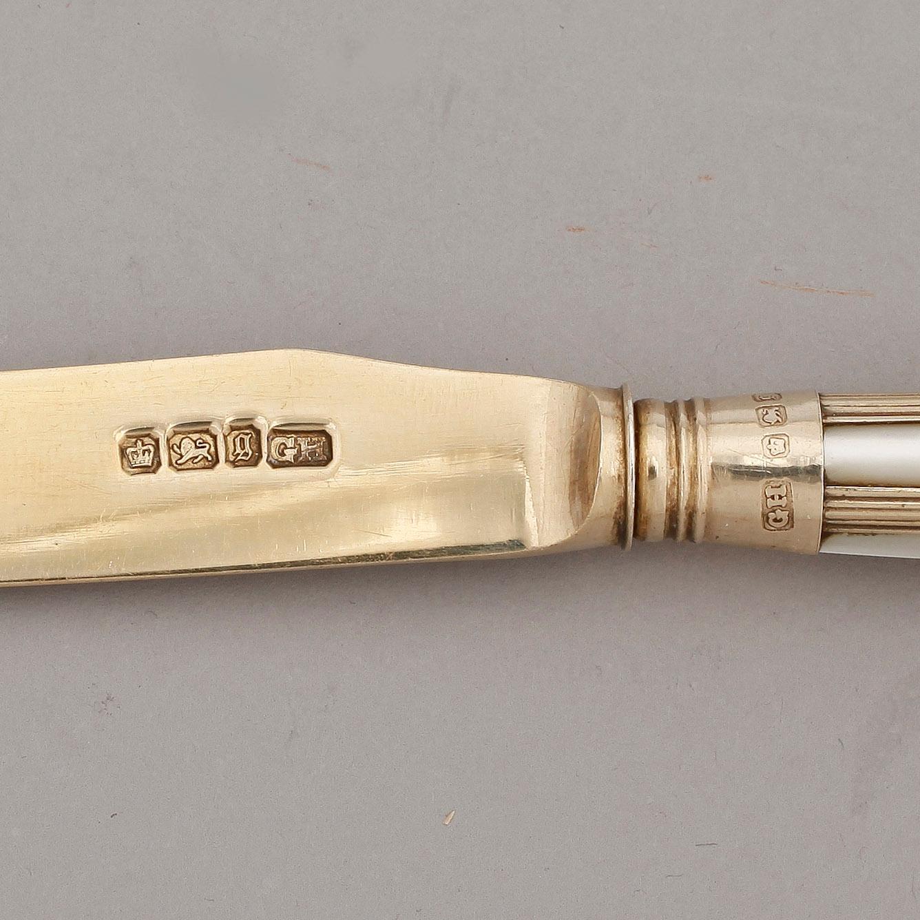 FISKBESTICK, 24 delar, silver samt pärlemor, George Hape, Sheffield, England, 1899. Totalvikt: 1109 gram.