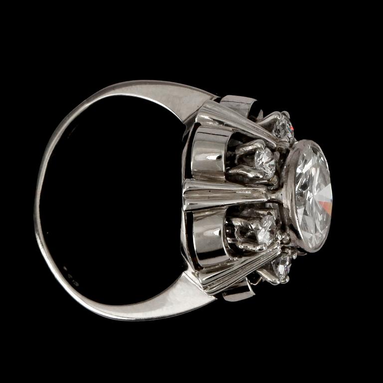 A diamond, total gem weight circa 2.39 cts, ring. Quality I-I/VS.