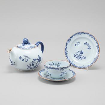 12 pieces of "Ostindia" table ware in earthenware, Rörstrand, 20th century.